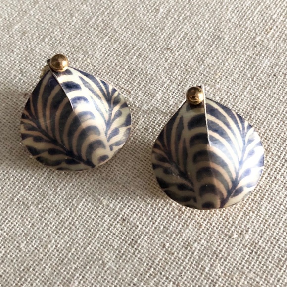 Beautiful metallic shaped earrings - Picture 3 of 4